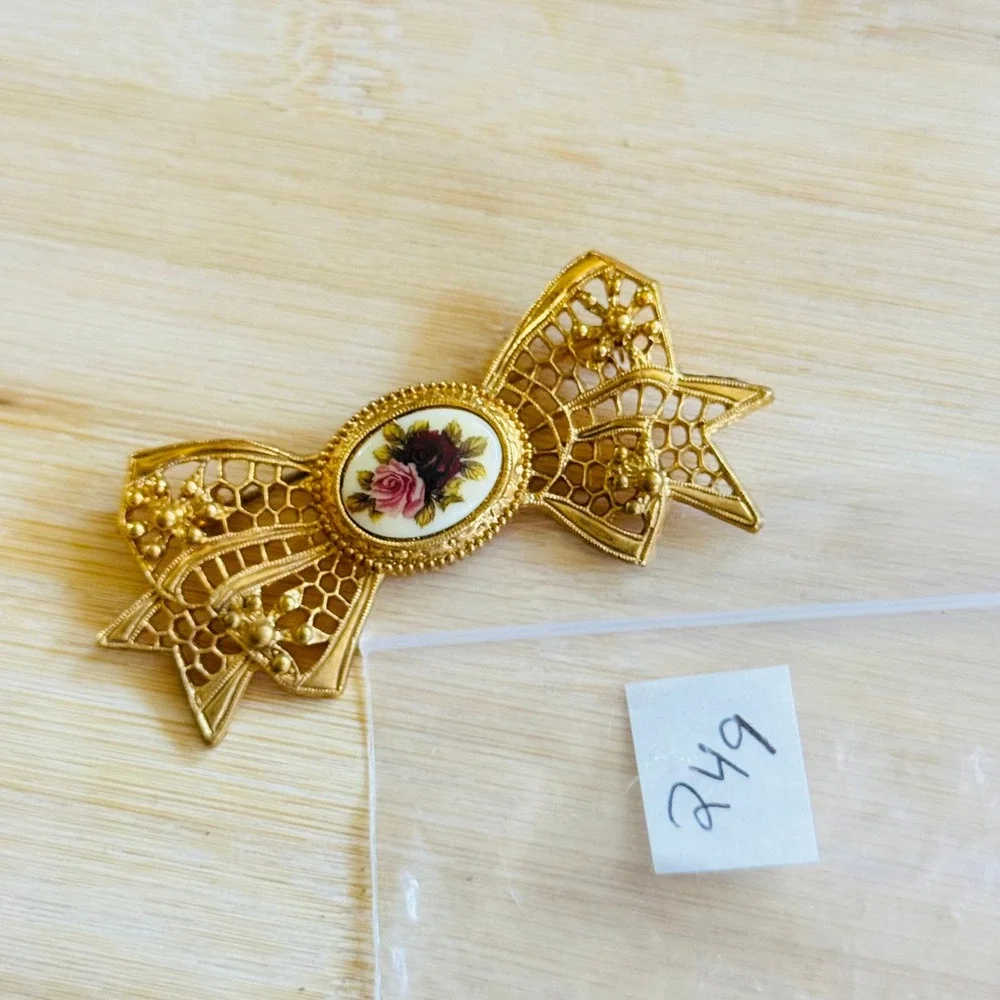 VTG 1928 Co French‎ Bow Rose Motif Brooch pin Flower Regal Gold Large Regency